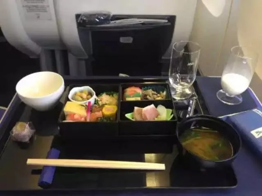 (飞机厨师烹饪)飞机大厨：高空烹饪大赏，揭秘机舱美食的独特魅力和厨艺秘密