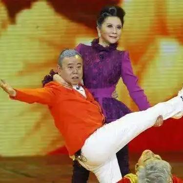 蔡明郭达小品《黄土坡》：黄土坡中的讽刺与幽默，笑中带泪的生活写照