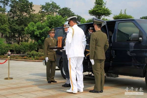 (远征军老兵在台湾)台湾庄严迎接远征军灵柩,缅怀英烈共同铭记历史