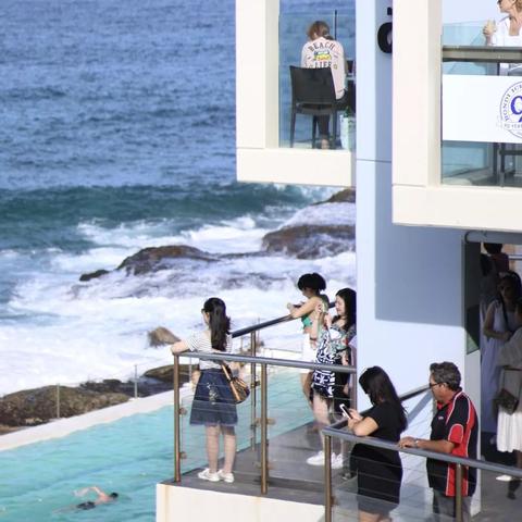 纷扰事一般形容什么：热闹非凡，喧嚣纷扰，热闹繁华，麻烦不断。