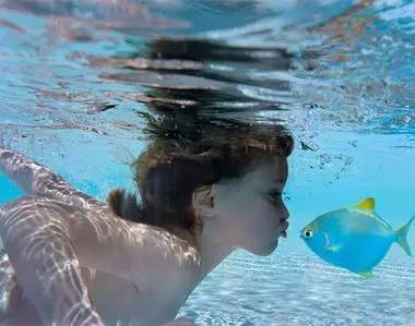 (潜泳技巧最快)掌握潜泳技巧的视频教程分享，助您快速提升游泳水平