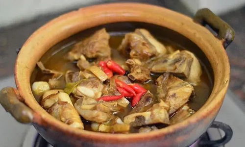 (猪筒骨煲胡萝卜)猪筒骨煲红萝卜的营养价值与保健功效解析，打造健康美味餐桌