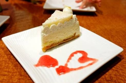 请帮我保护我的蛋糕！别抢我的美味甜点，让我安安静静享用我的甜甜滋味。