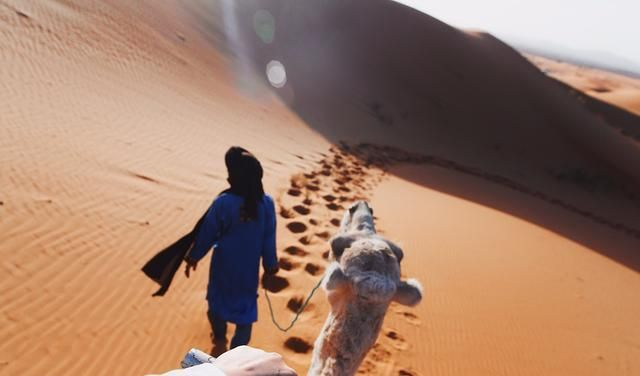 在大漠荒凉中，恍若走进另一个世界，陪伴你的只有漫天飞沙和无边苍茫。