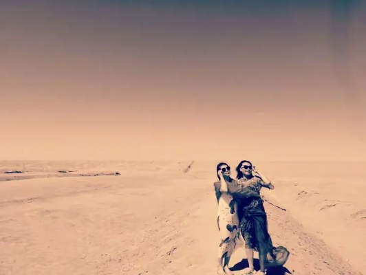 在大漠荒凉中,恍若走进另一个世界,陪伴你的只有漫天飞沙和无边苍茫。 在大漠荒凉中,恍若走进另一个世界,陪伴你的只有漫天飞沙和无边苍茫。