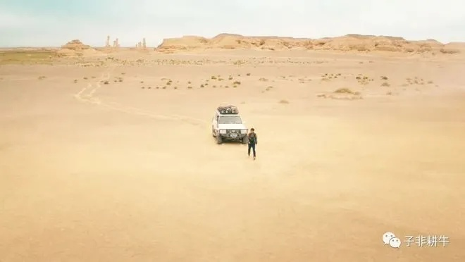 在大漠荒凉中,恍若走进另一个世界,陪伴你的只有漫天飞沙和无边苍茫。 在大漠荒凉中,恍若走进另一个世界,陪伴你的只有漫天飞沙和无边苍茫。