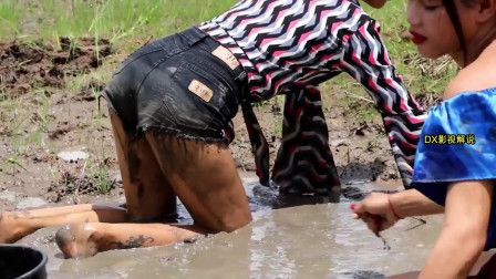 (女孩子陷入泥潭)女生沉溺泥泞淤沼,无力挣扎被吞没殆尽