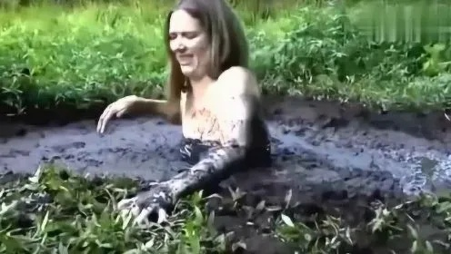 (女孩子陷入泥潭)女生沉溺泥泞淤沼,无力挣扎被吞没殆尽 (女孩子陷入泥潭)女生沉溺泥泞淤沼,无力挣扎被吞没殆尽